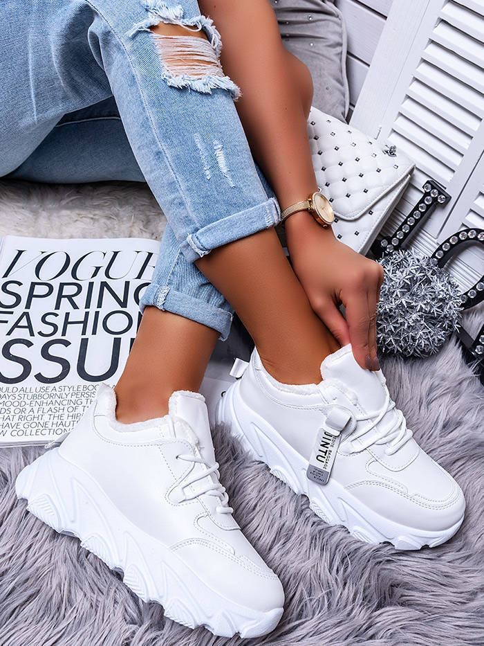 Do czego białe sneakersy damskie pasują? 