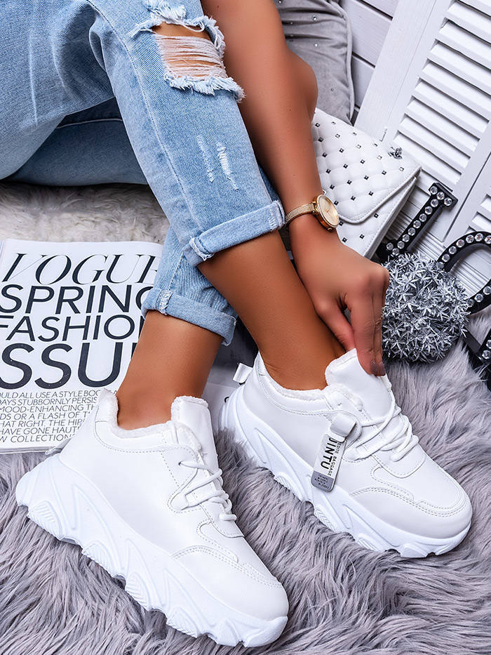 Do czego białe sneakersy damskie pasują?