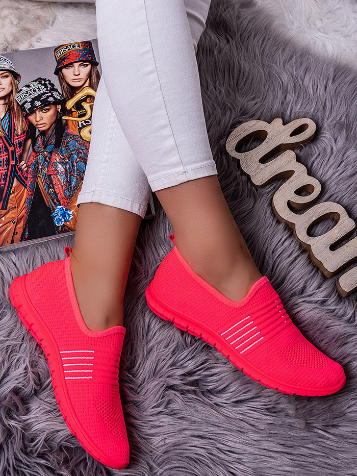 Różowe sneakersy damskie – rewelacyjna propozycja na letni czas