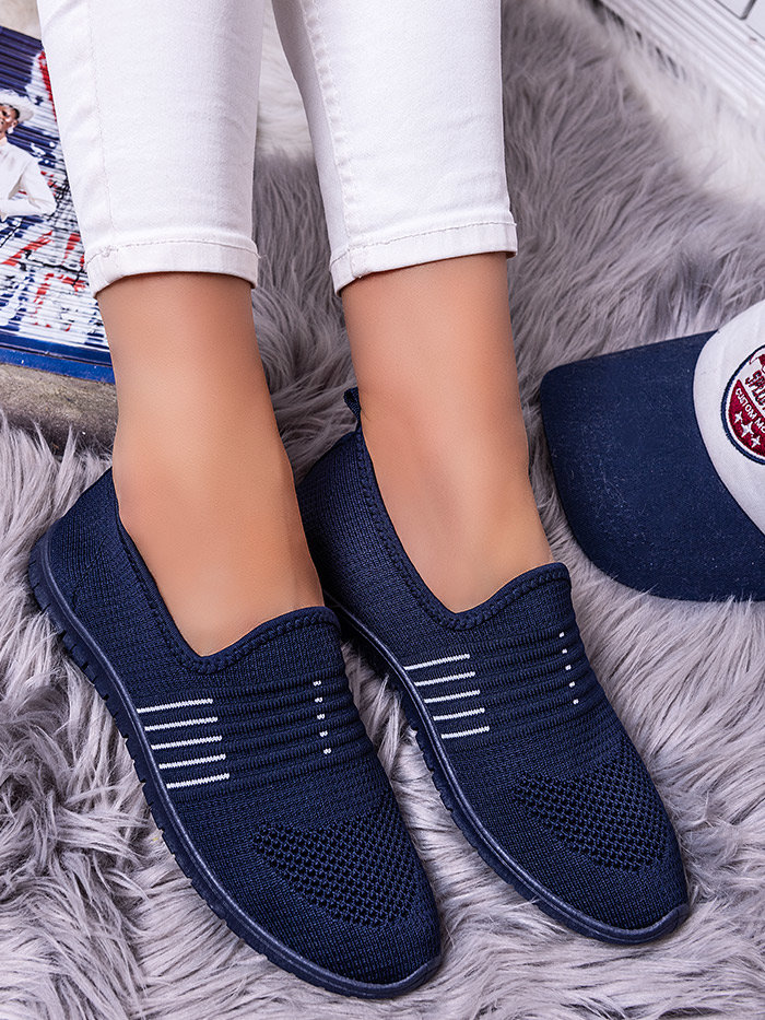 W jakich stylizacjach możesz wykorzystać granatowe sneakersy damskie?