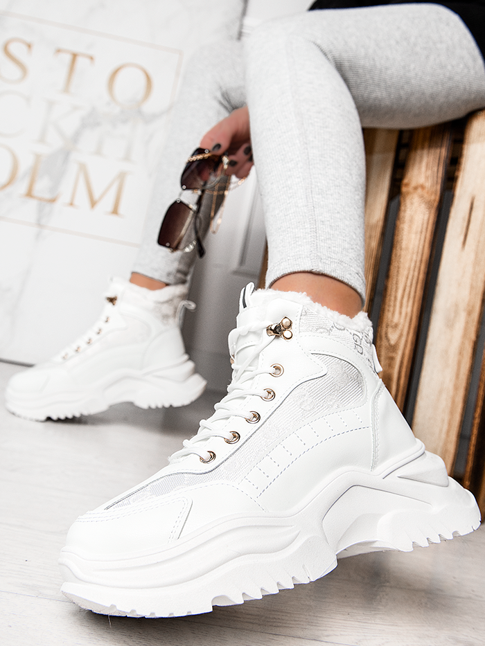 Co wyróżnia sneakersy z wysoką podeszwą?