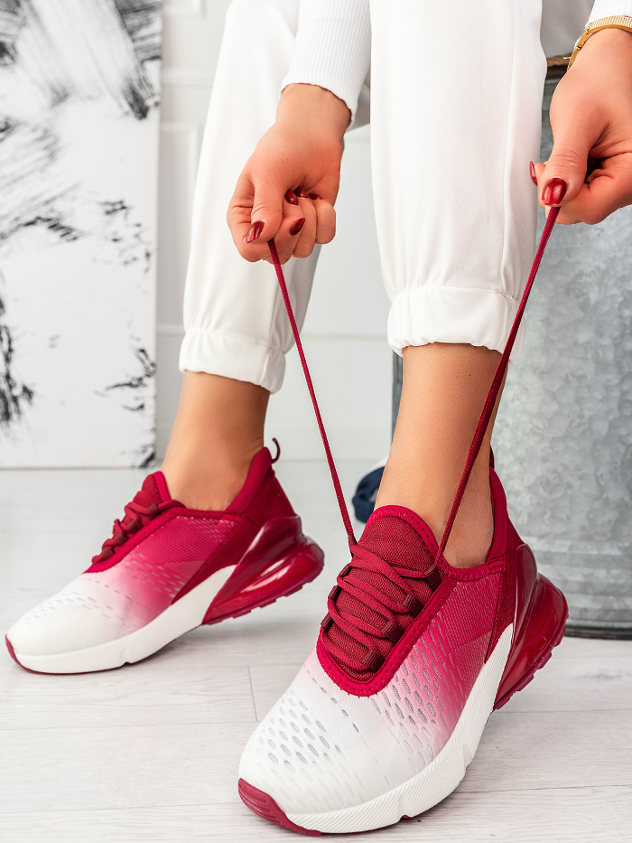 Jak łączyć czerwone sneakersy na koturnie w stylizacjach?