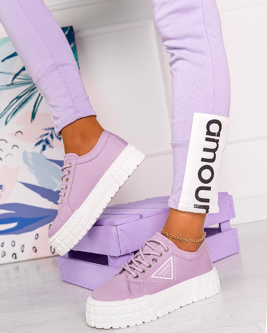 Z czym łączyć sneakersy fioletowe?