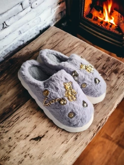 Damskie szare kapcie ze złotym łańcuszkiem i misiem WS9030-26