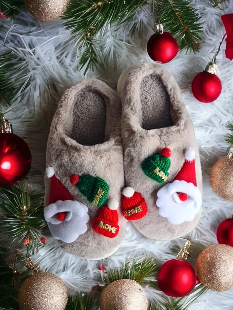 Damskie ciemnobeżowe kapcie świąteczne ze Świętym Mikołajem WS9036-63