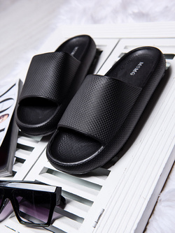 Damskie czarne klapki na grubej podeszwie DZ213