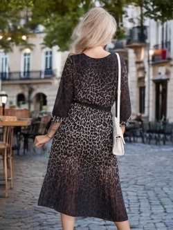 Plisowana sukienka midi z paskiem Rafaella