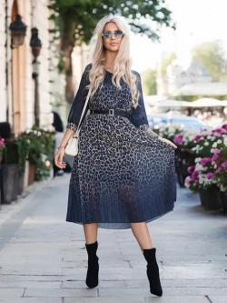 Plisowana sukienka midi z paskiem Rafaella