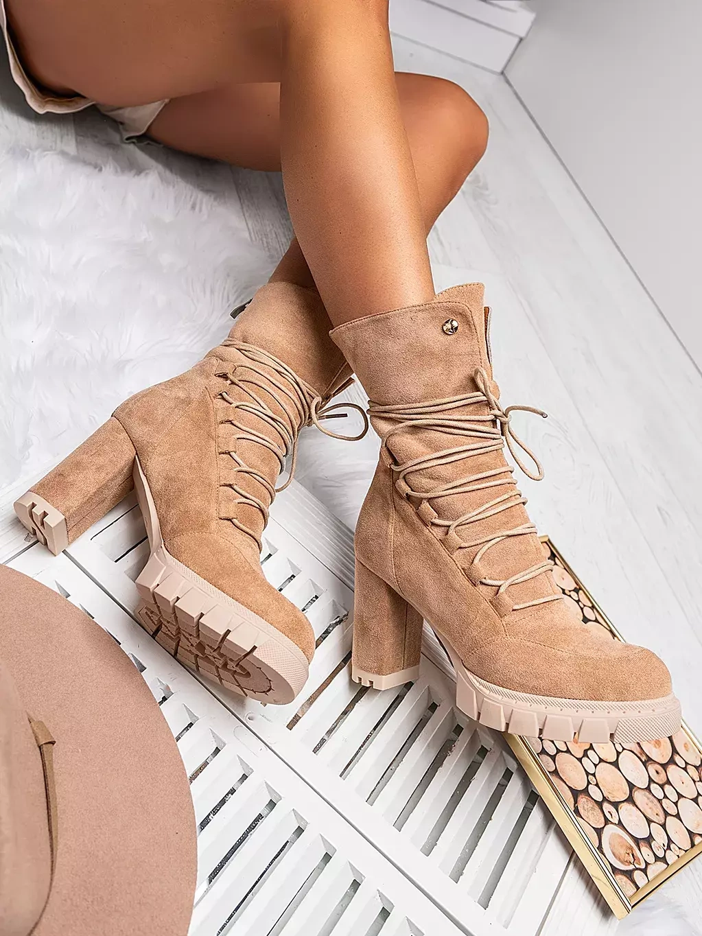 Damskie botki ciemnobeżowe na obcasie A9605-63