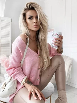 Damski krótki kardigan z guzikami pudrowy różowy 52219R