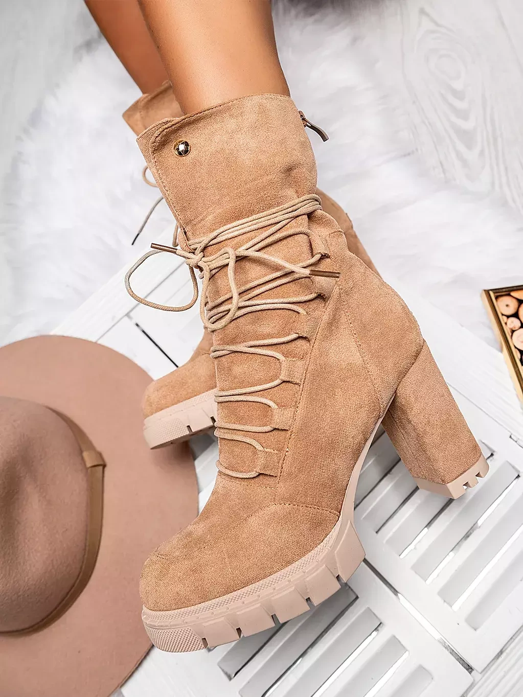 Damskie botki ciemnobeżowe na obcasie A9605-63