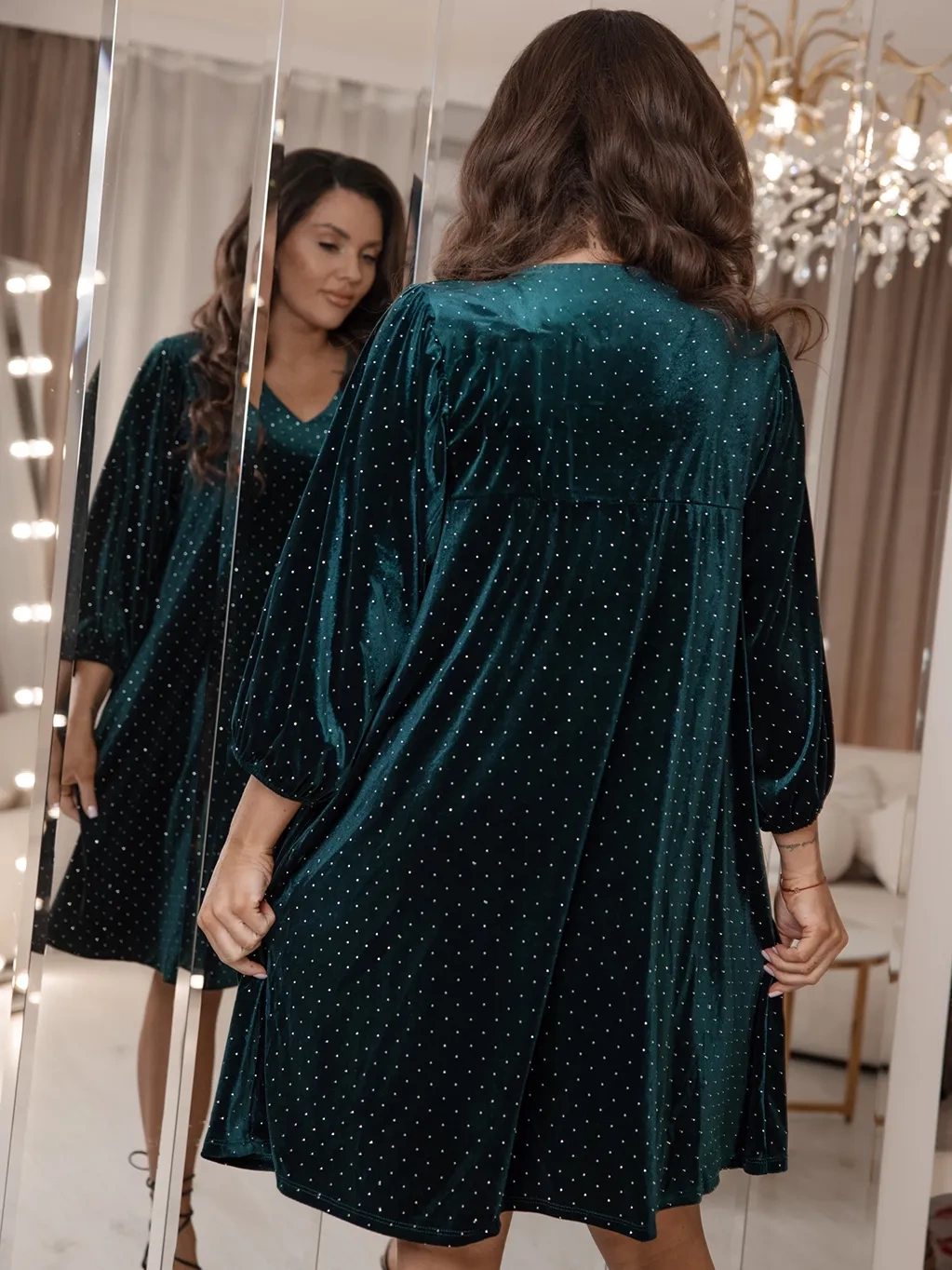 Welurowa trapezowa sukienka do kolan Pola